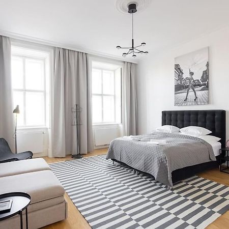 Franz 24 - Typical Viennese Apartment In The Heart Of Відень Екстер'єр фото
