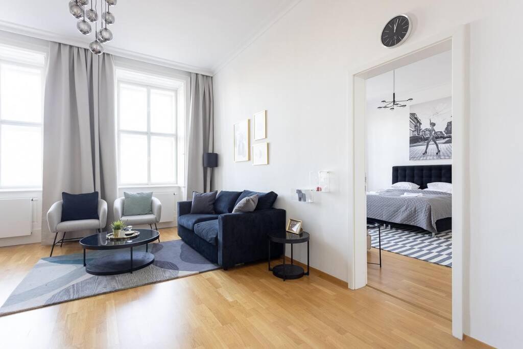 Franz 24 - Typical Viennese Apartment In The Heart Of Відень Екстер'єр фото