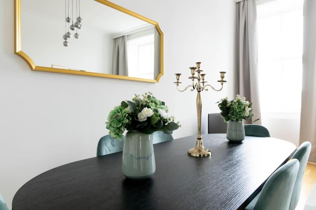 Franz 24 - Typical Viennese Apartment In The Heart Of Відень Екстер'єр фото