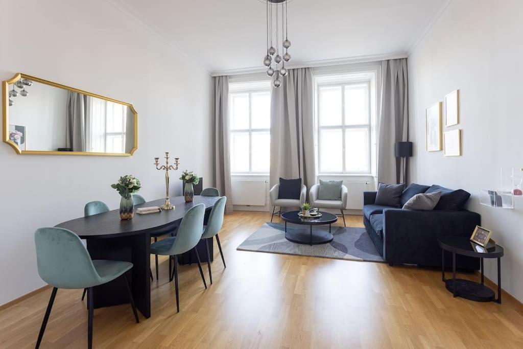 Franz 24 - Typical Viennese Apartment In The Heart Of Відень Екстер'єр фото