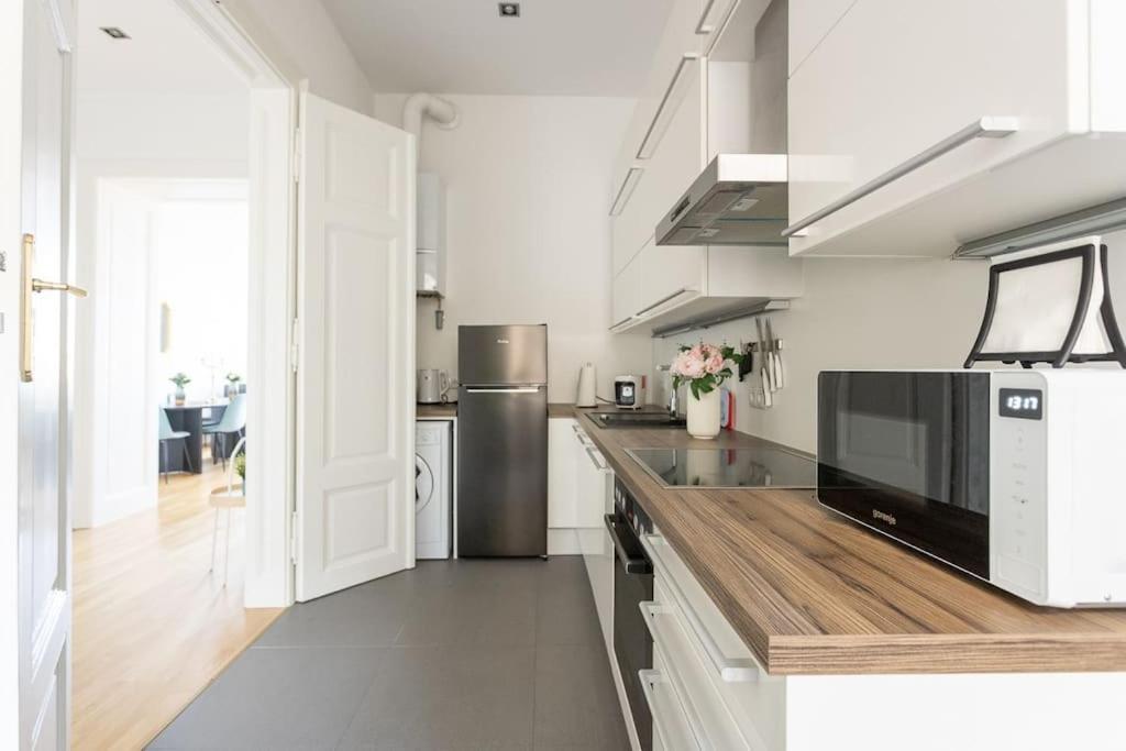 Franz 24 - Typical Viennese Apartment In The Heart Of Відень Екстер'єр фото