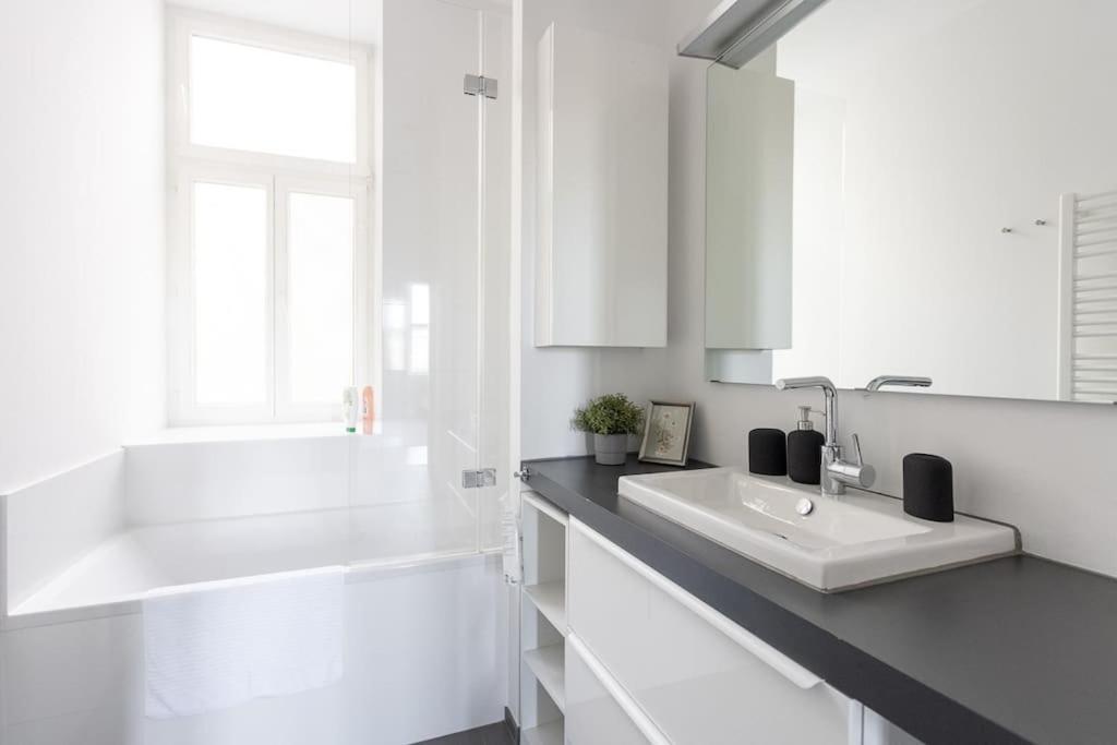 Franz 24 - Typical Viennese Apartment In The Heart Of Відень Екстер'єр фото