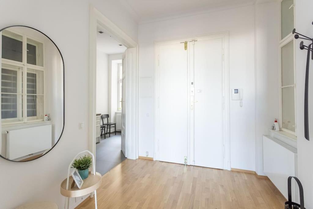 Franz 24 - Typical Viennese Apartment In The Heart Of Відень Екстер'єр фото